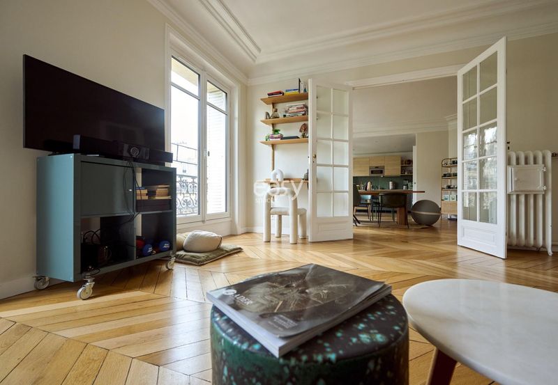 Shooting Location in Paris with Elegant Molded Parquet Flooring Featuring Classic Architectural Details